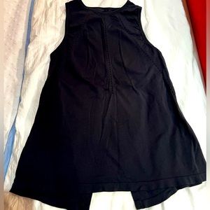 Sleeveless Lululemon top can be worn two ways